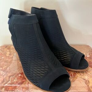 Vince Camuto Lavette Perforated Slingback Blue
Leather Block